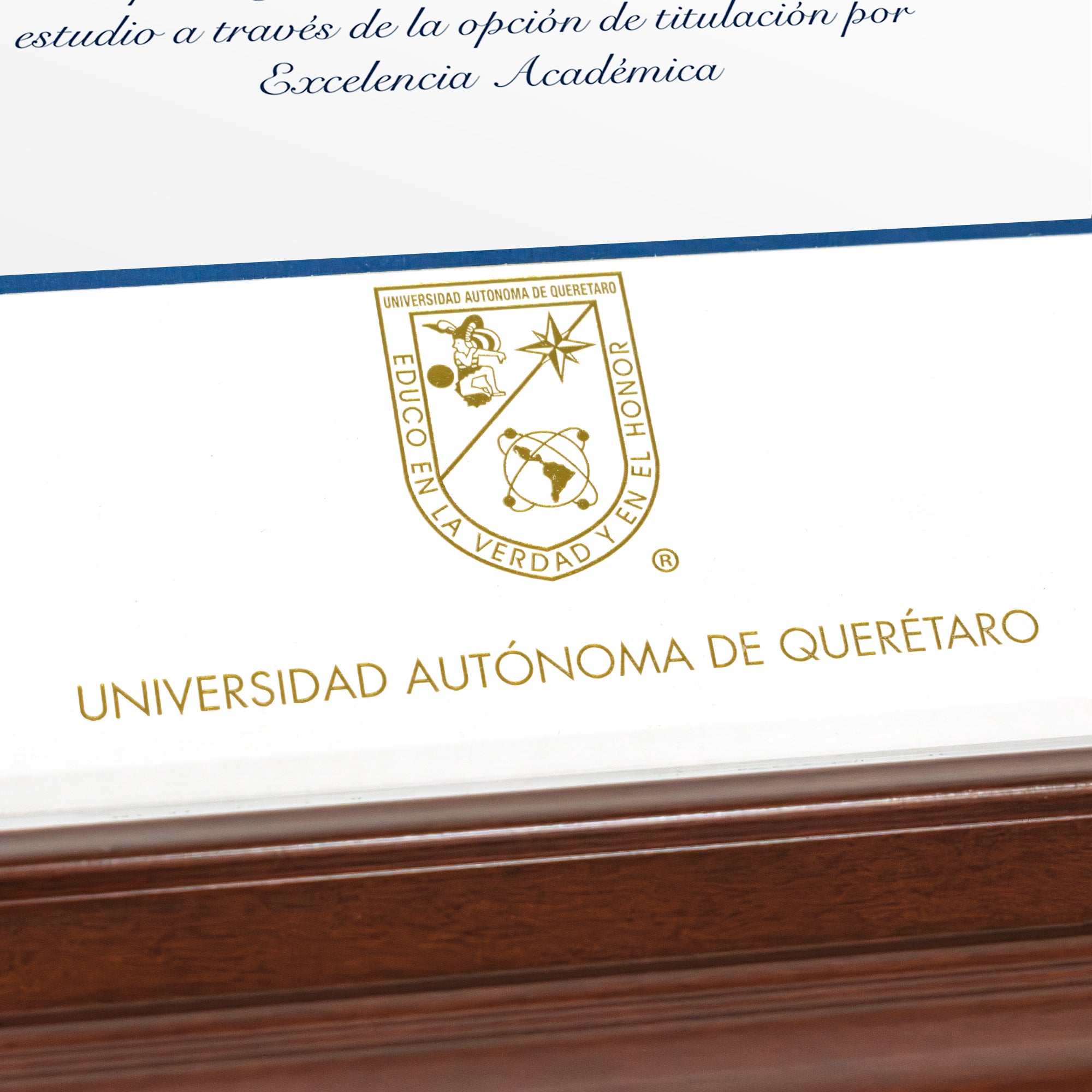 Marco Oficial en Color Nogal con Filo Plata para Universidad UAQ