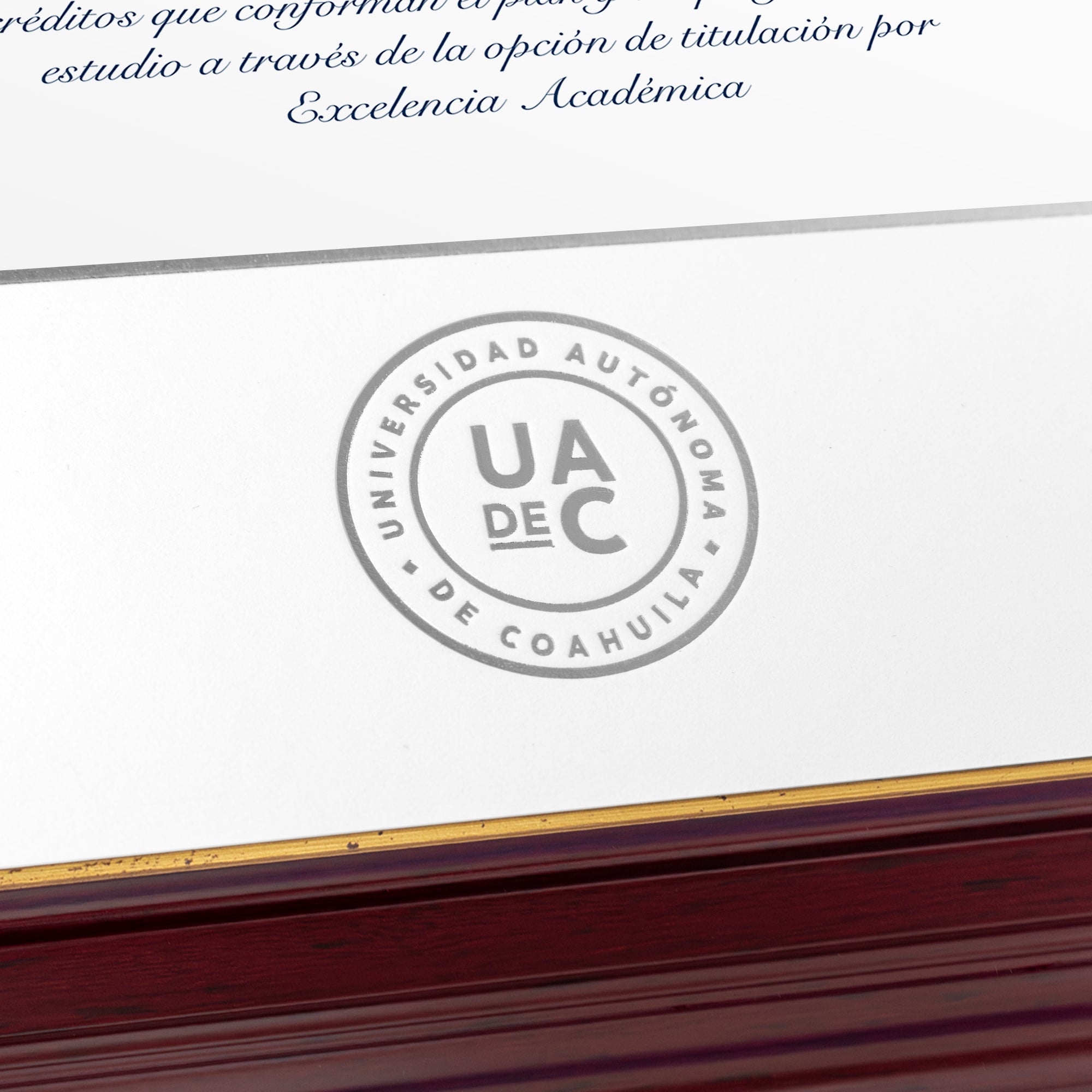Marco Oficial en Color Caoba con Filo Dorado para Universidad UAdeC