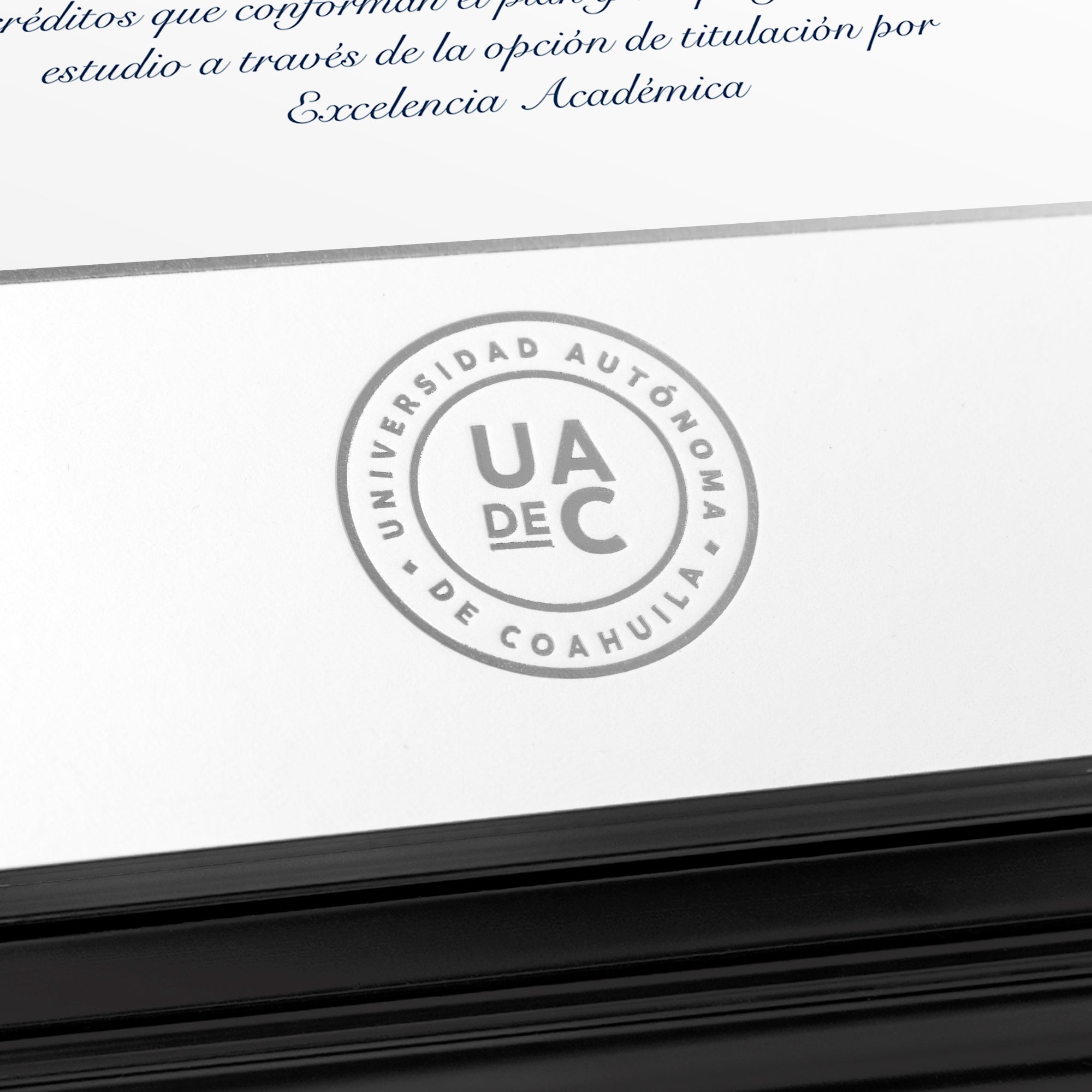 Marco Oficial en Color Negro con Relieves para Universidad UAdeC