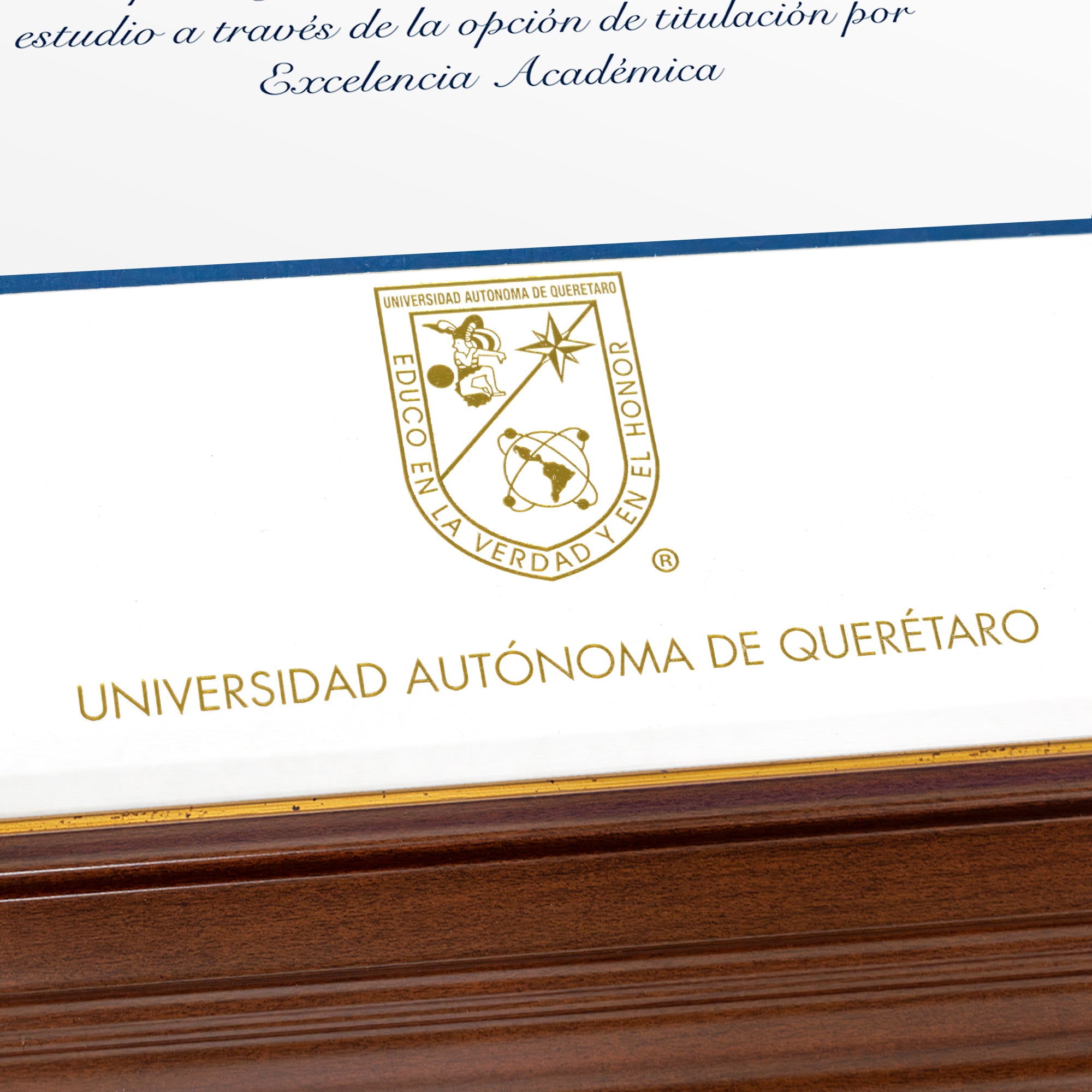 Marco Oficial en Color Nogal con Filo Dorado para Universidad UAQ
